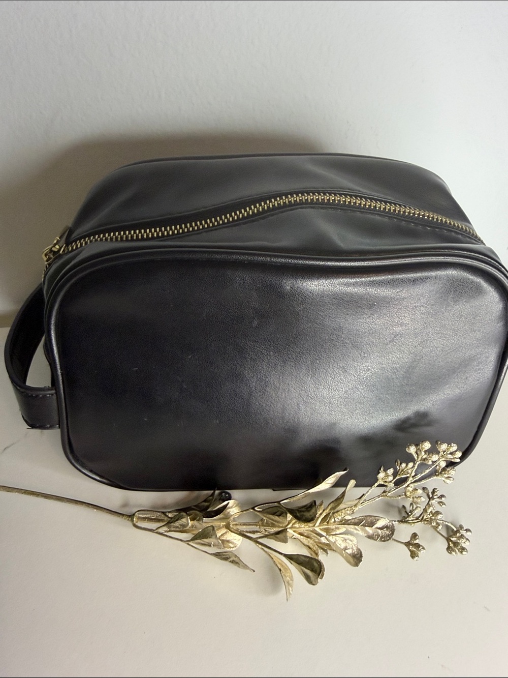 Dolce & Gabbana Black Leather This black toiletry bag Gold Hardware
